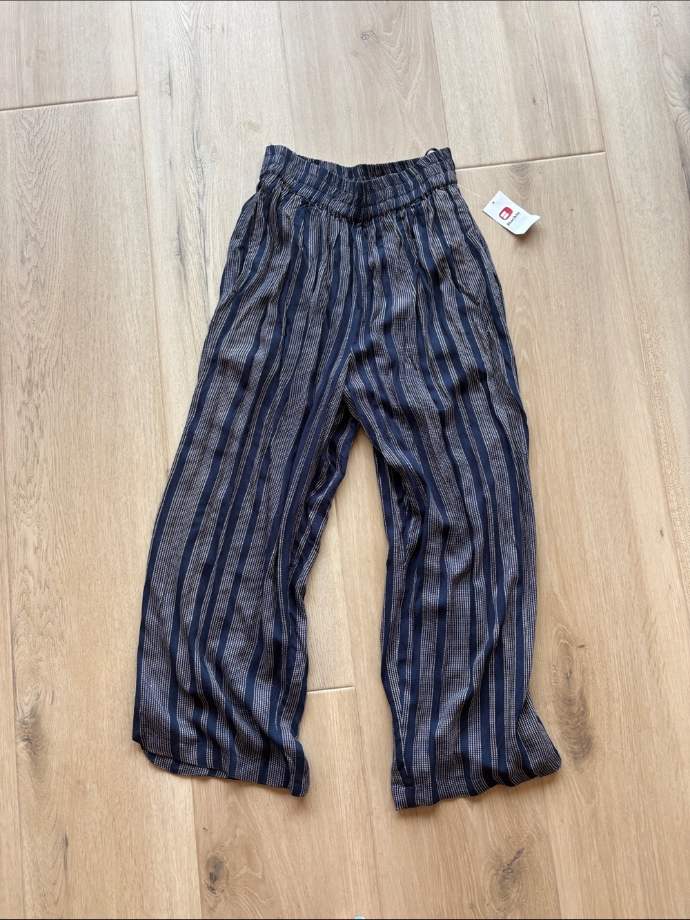 👍🏼NWT Navy Buckle Capris👍🏼